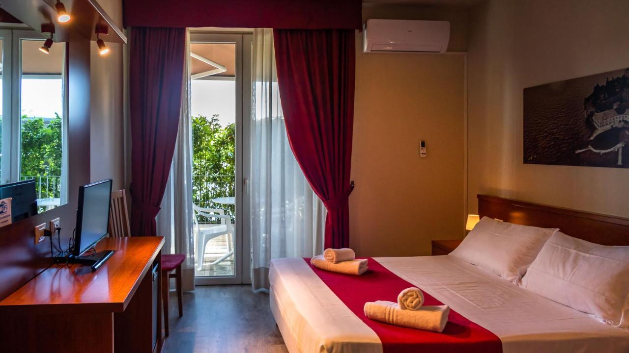 Hotel Venezia Park - Enjoy Holiday Кастельнуово-дель-Гарда Экстерьер фото