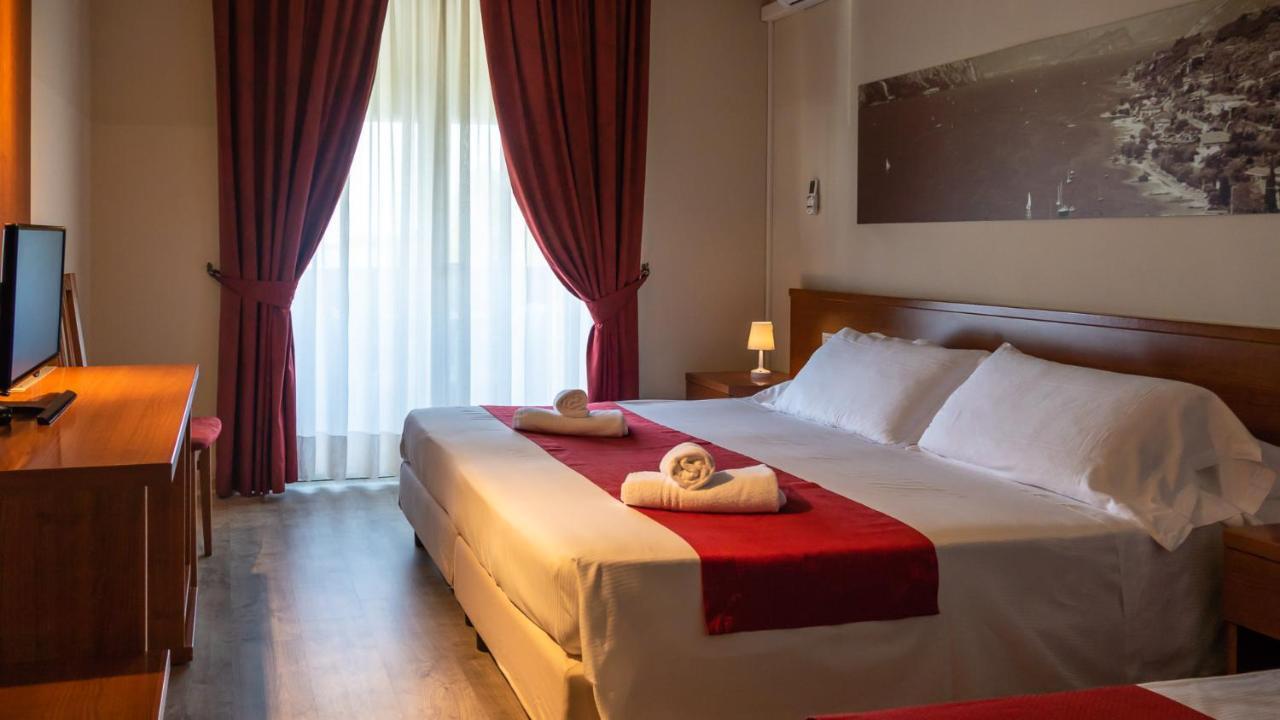 Hotel Venezia Park - Enjoy Holiday Кастельнуово-дель-Гарда Экстерьер фото