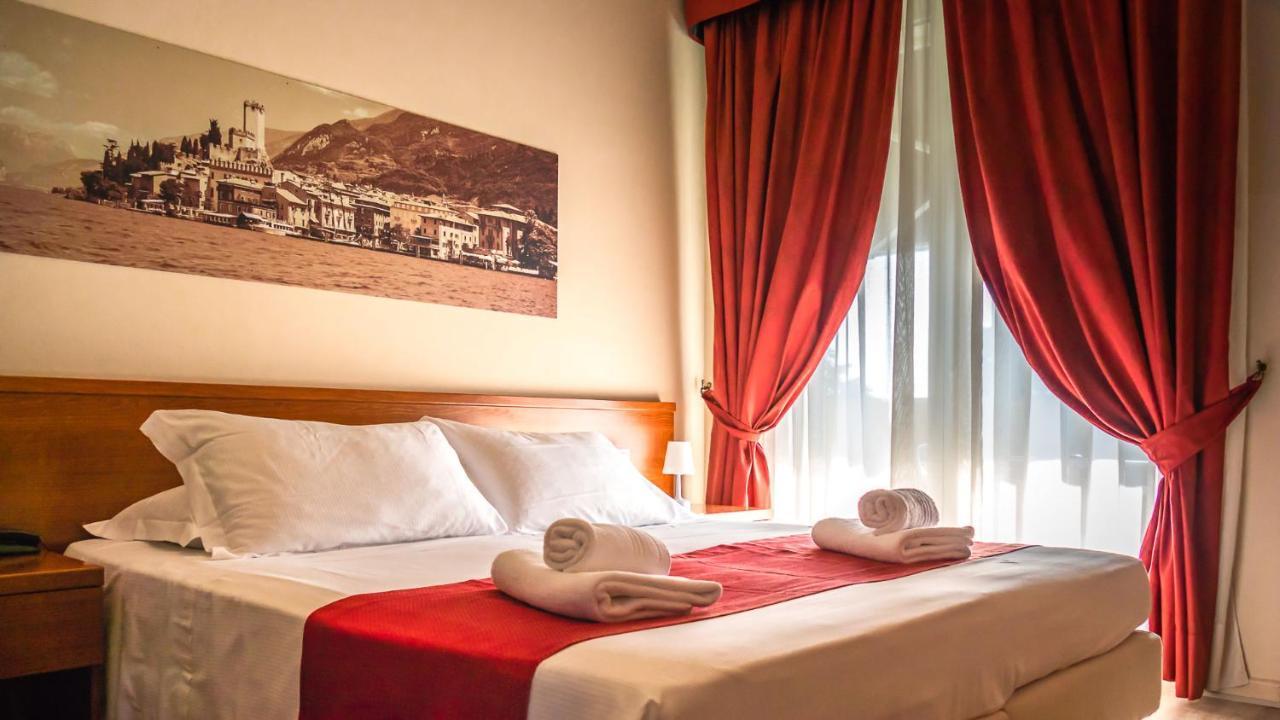 Hotel Venezia Park - Enjoy Holiday Кастельнуово-дель-Гарда Экстерьер фото