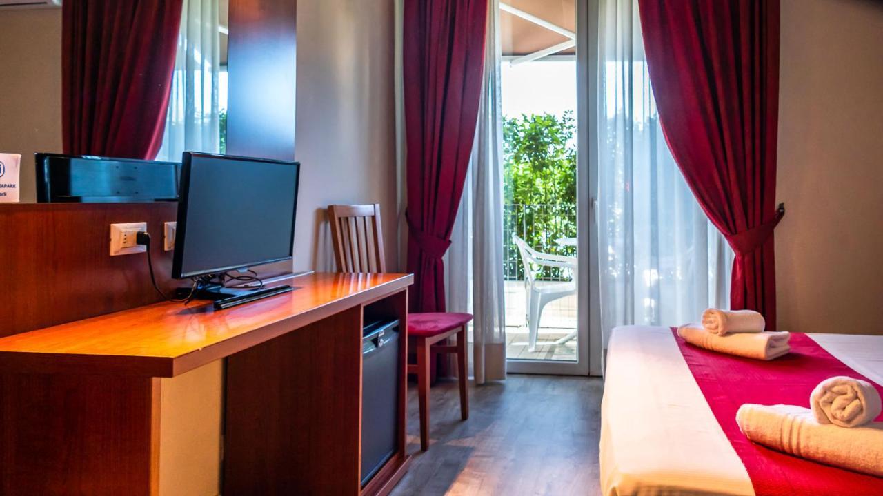 Hotel Venezia Park - Enjoy Holiday Кастельнуово-дель-Гарда Экстерьер фото