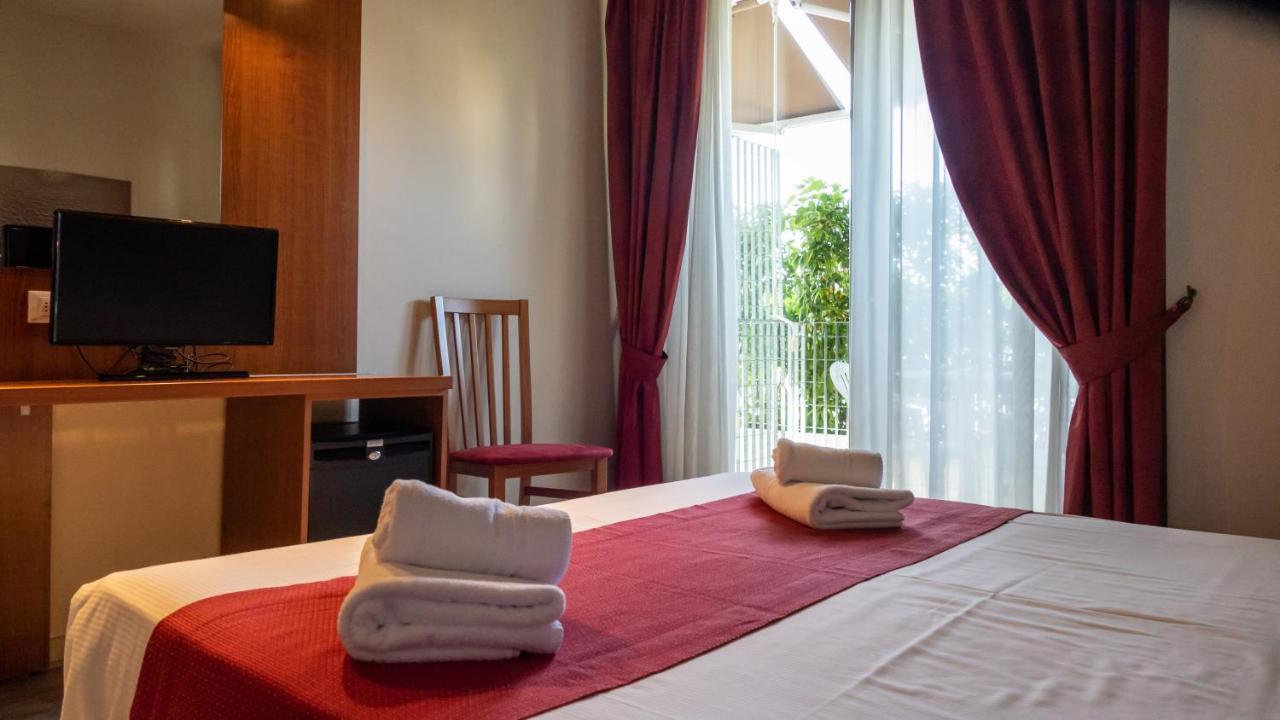 Hotel Venezia Park - Enjoy Holiday Кастельнуово-дель-Гарда Экстерьер фото