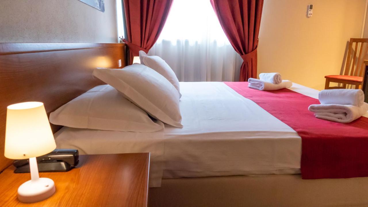 Hotel Venezia Park - Enjoy Holiday Кастельнуово-дель-Гарда Экстерьер фото