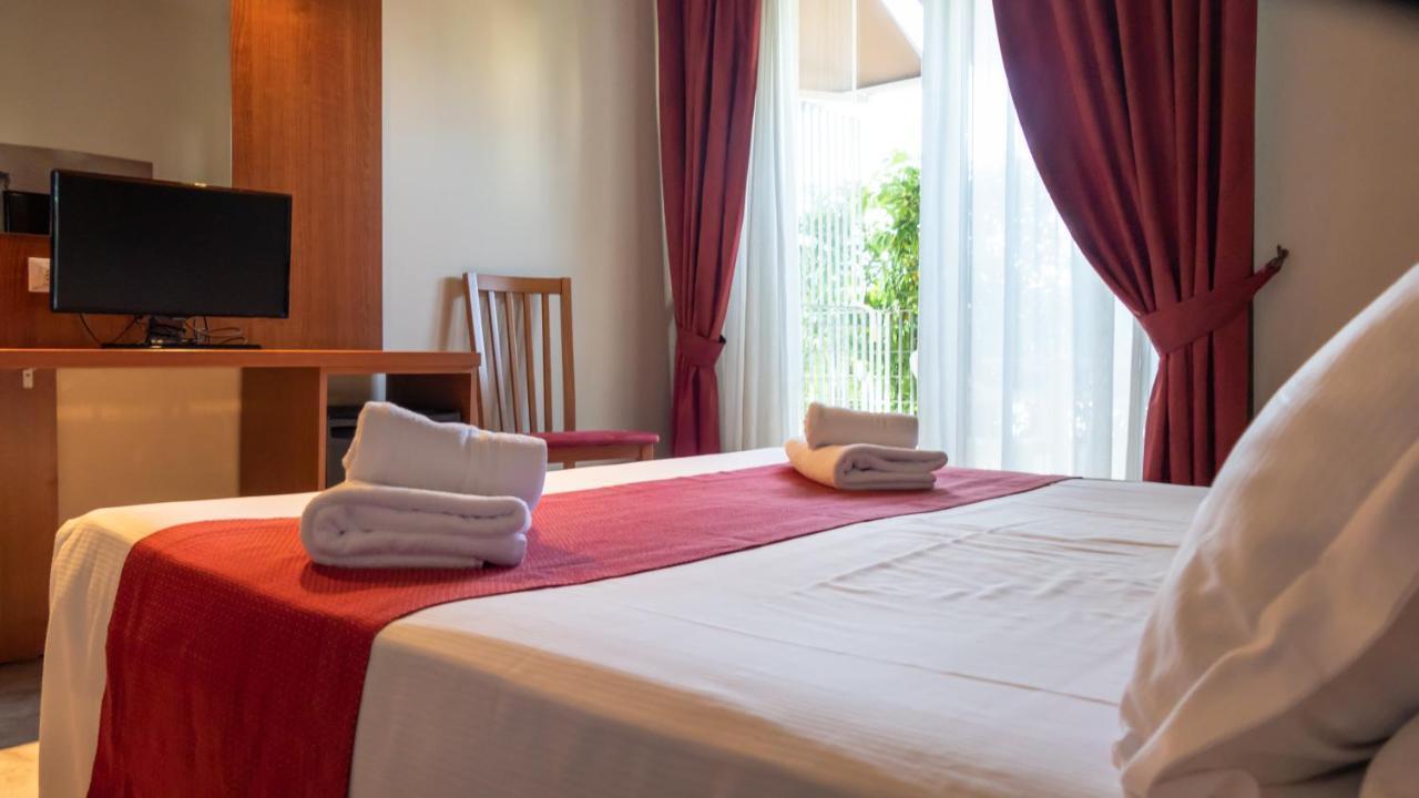 Hotel Venezia Park - Enjoy Holiday Кастельнуово-дель-Гарда Экстерьер фото