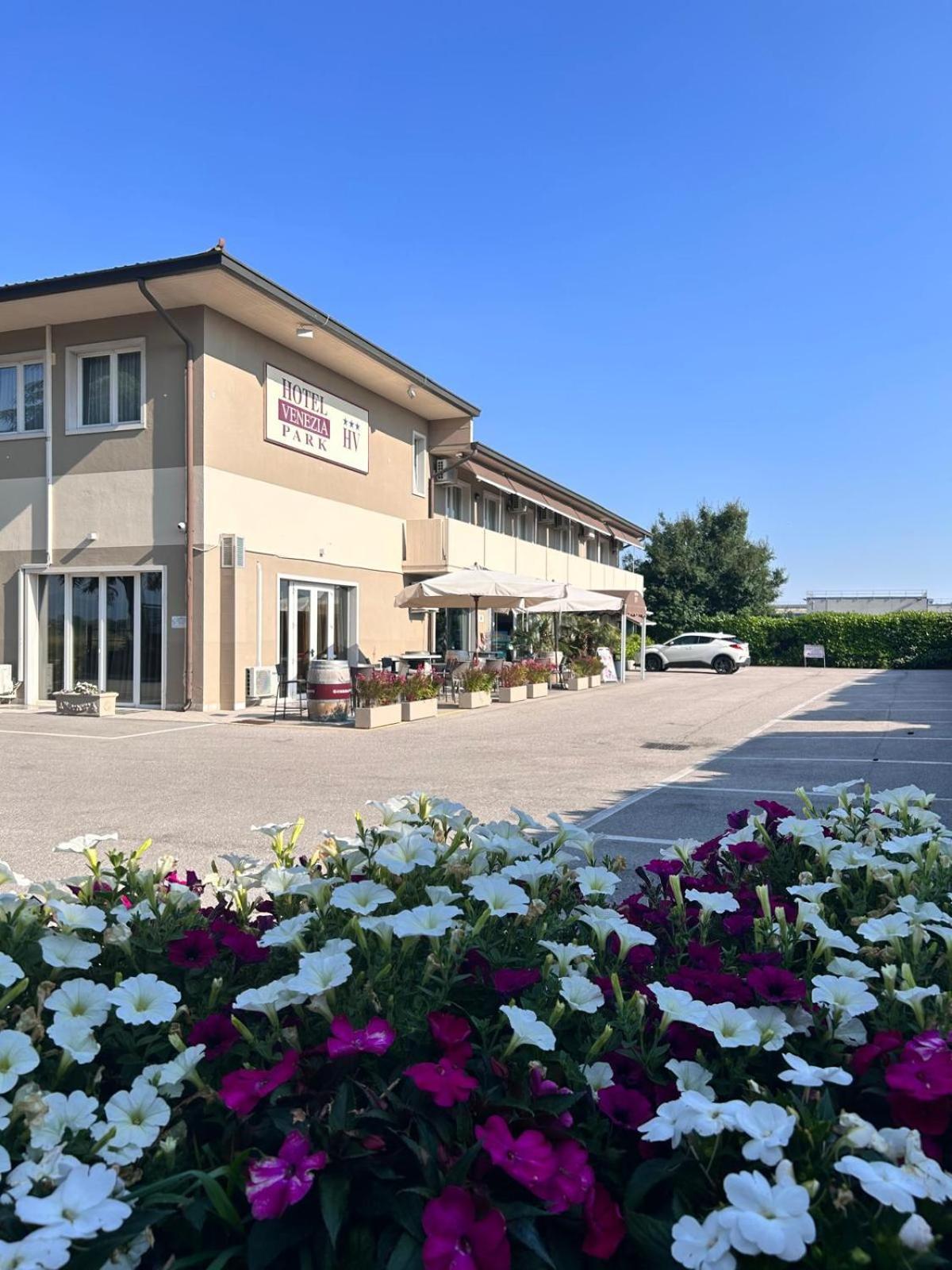 Hotel Venezia Park - Enjoy Holiday Кастельнуово-дель-Гарда Экстерьер фото