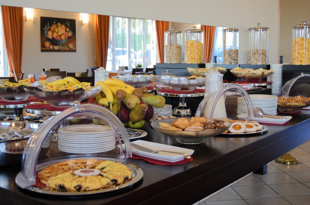Hotel Venezia Park - Enjoy Holiday Кастельнуово-дель-Гарда Экстерьер фото