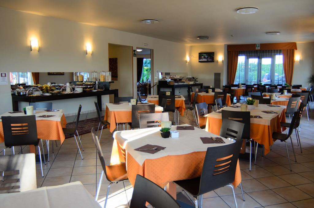Hotel Venezia Park - Enjoy Holiday Кастельнуово-дель-Гарда Экстерьер фото