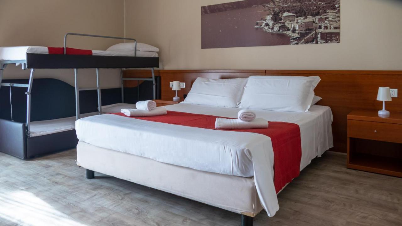 Hotel Venezia Park - Enjoy Holiday Кастельнуово-дель-Гарда Экстерьер фото